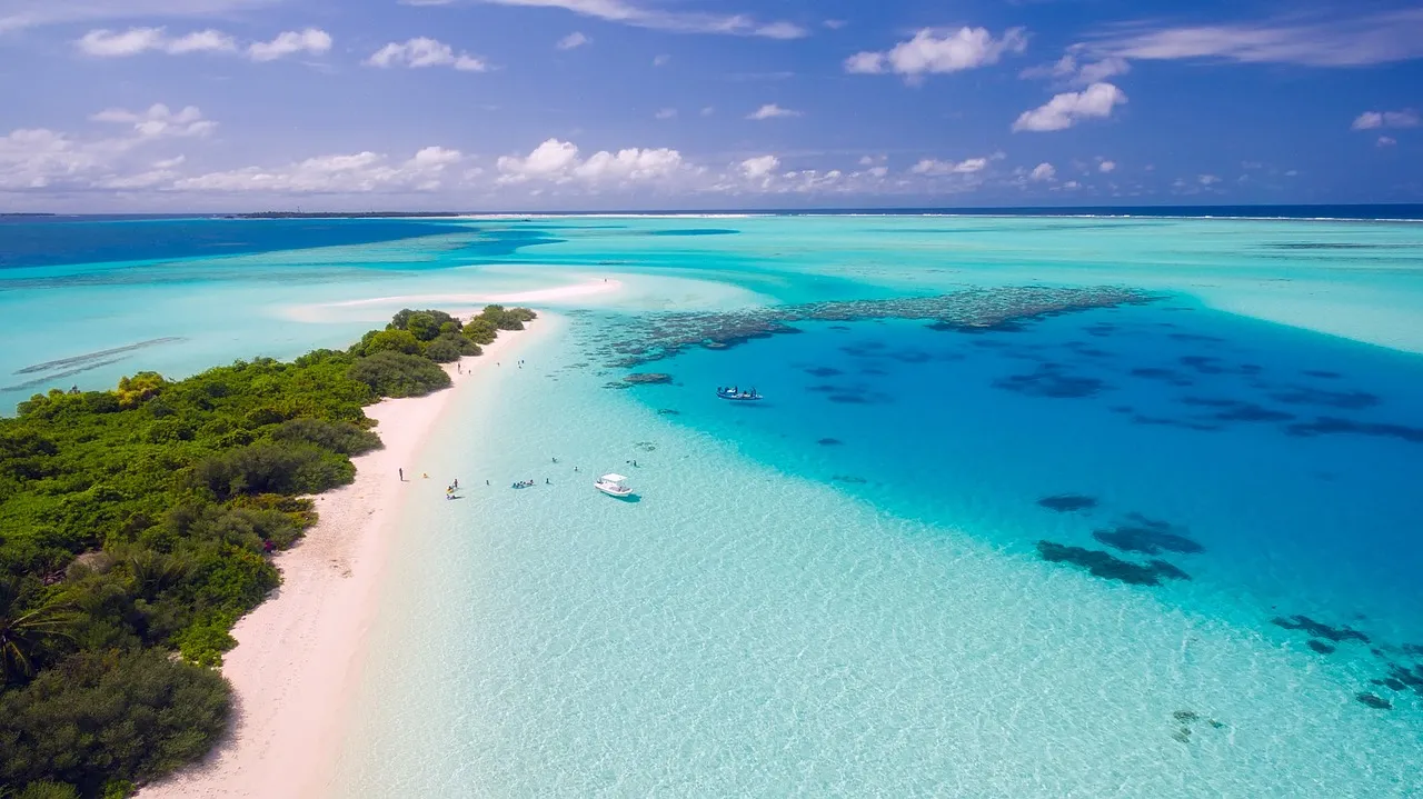 Île et lagon turquoise aux Maldives