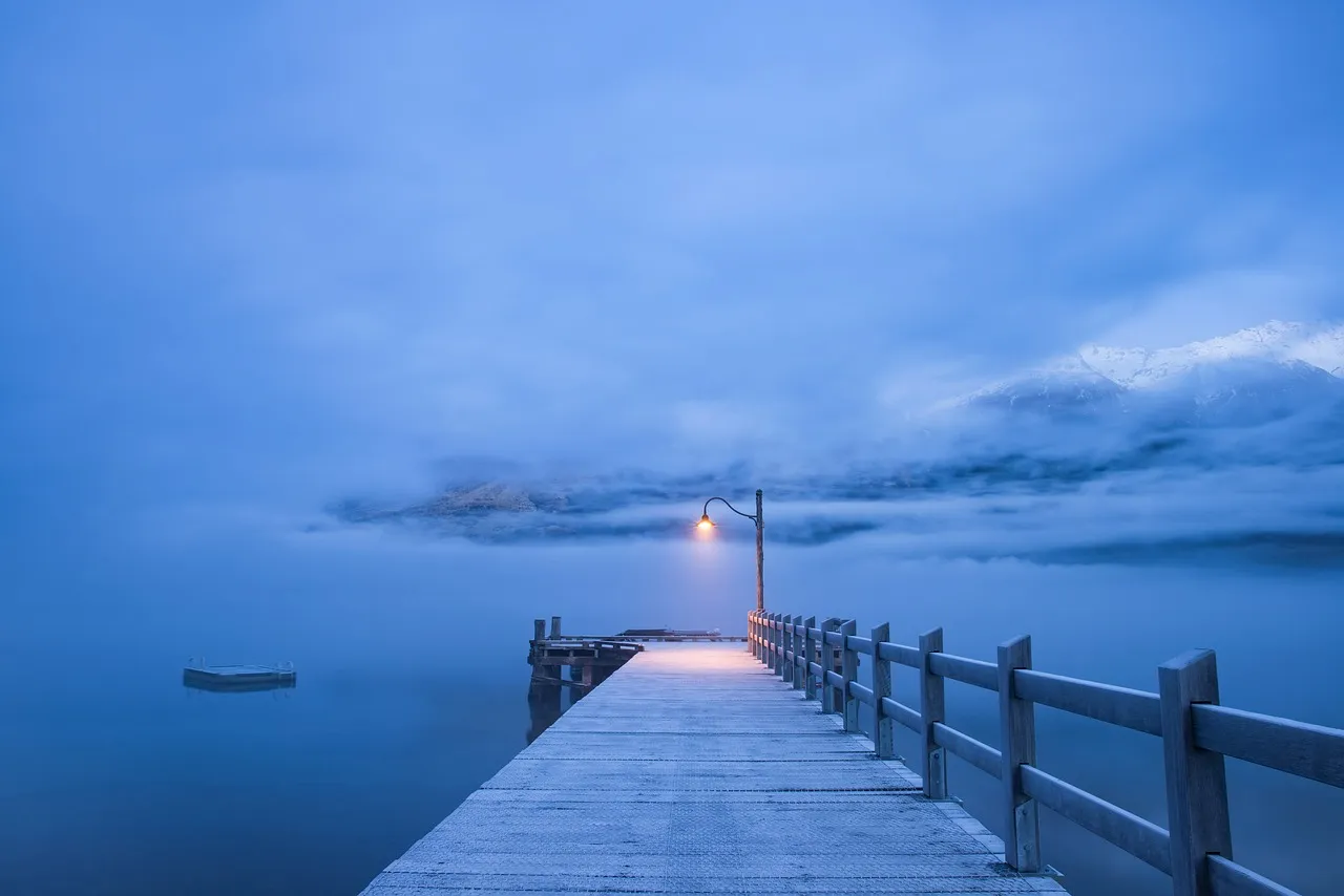 Ponton sur un lac au crépuscule, en Nouvelle-Zélande