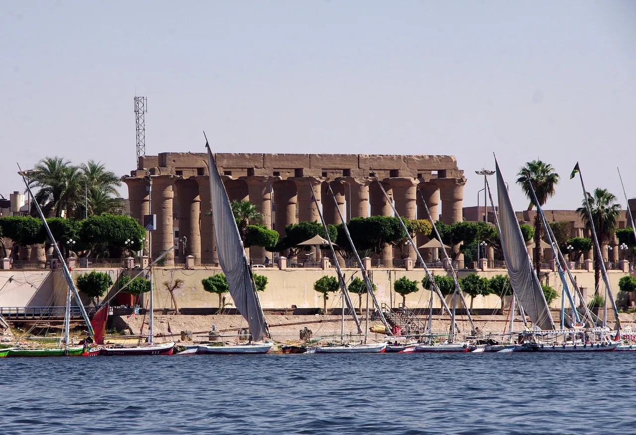 Le temple de Louxor au bord du Nil, en Égypte