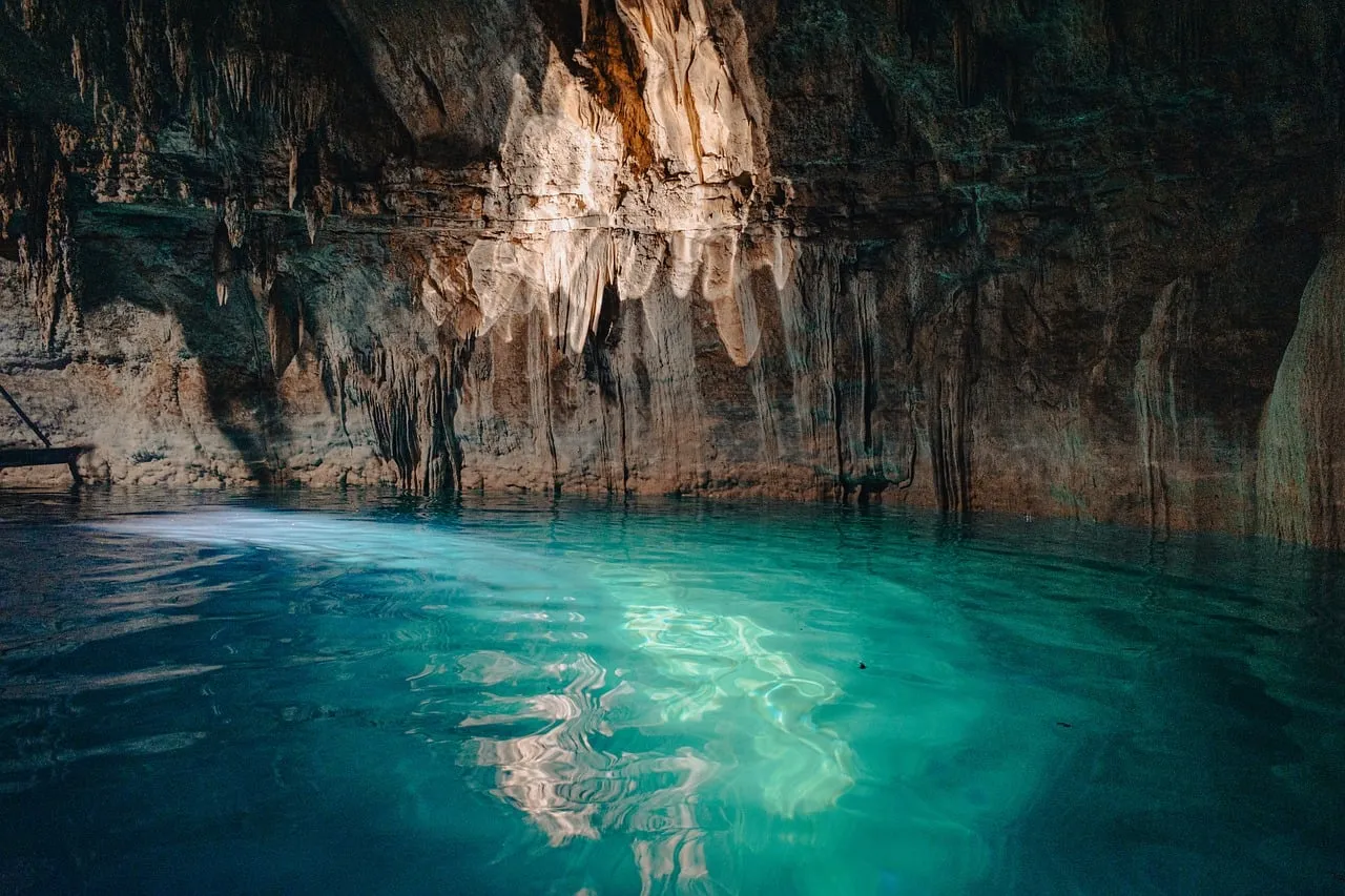 Cénote aux eaux turquoise dans une grotte du Yucatán