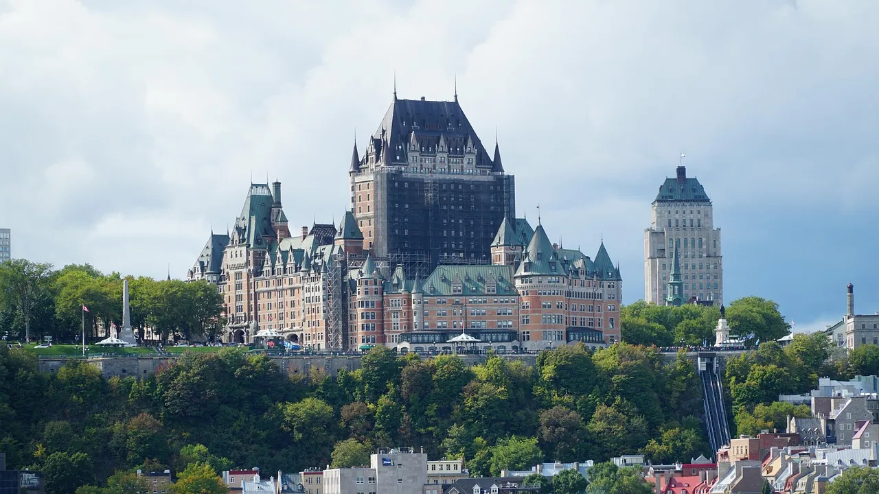 Le château Frontenac dominant le Saint-Laurent, à Québec