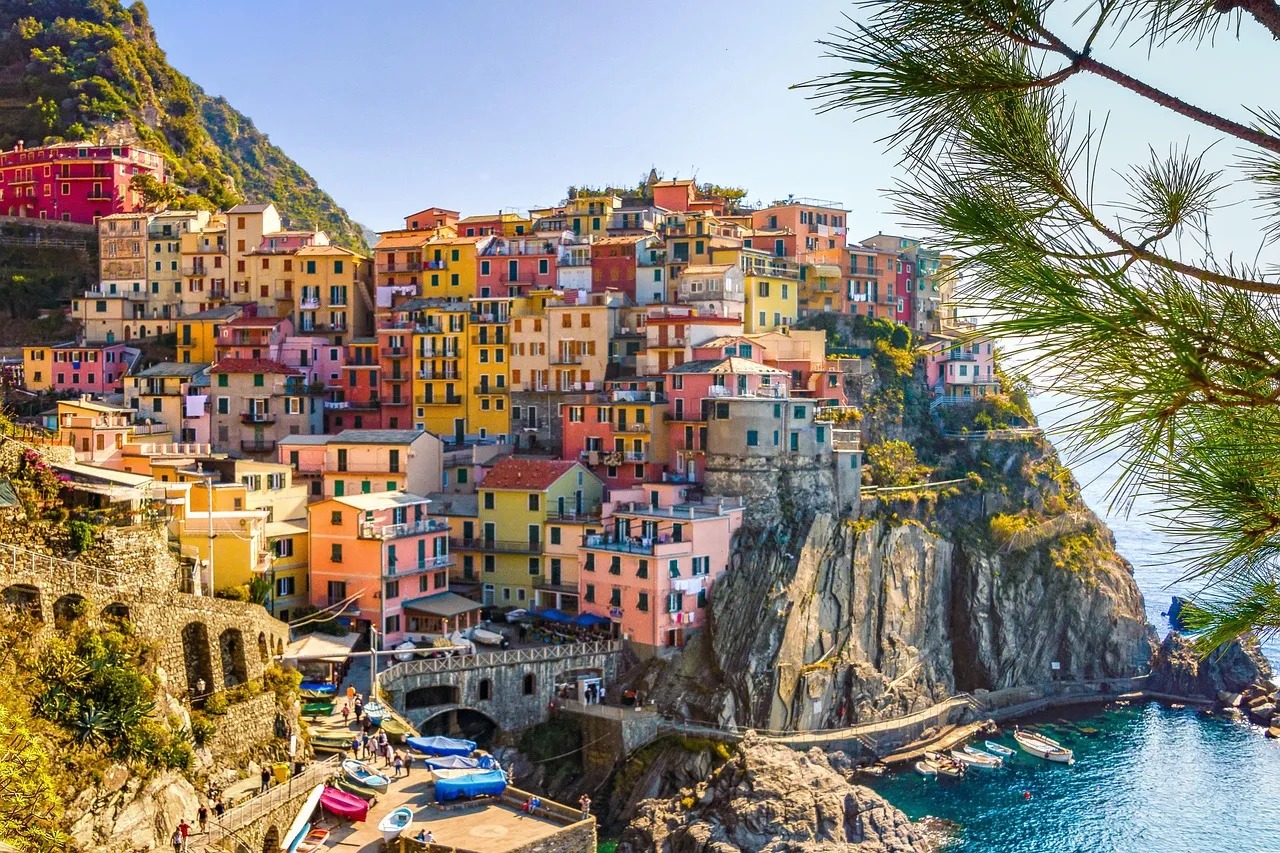 Le village coloré de Manarola accroché à la falaise, dans les Cinque Terre en Italie