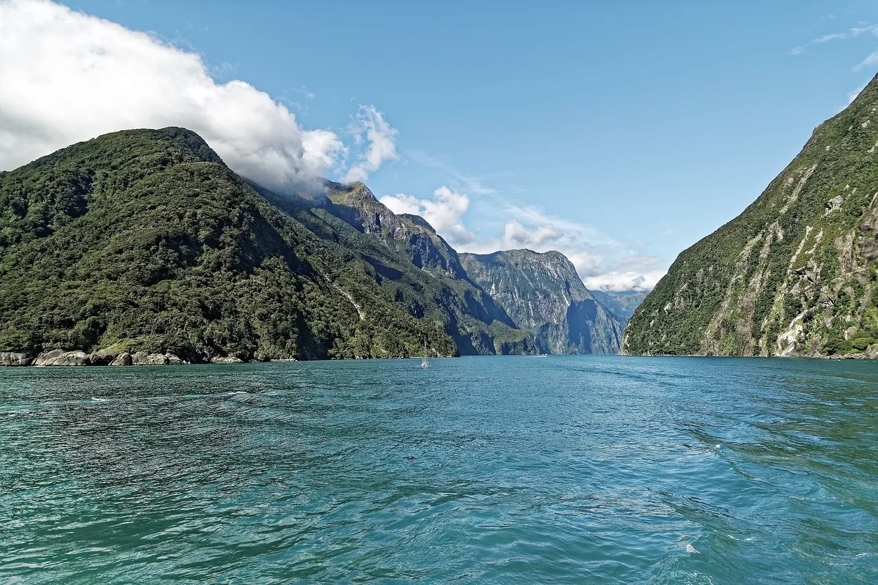 Le fjord de Milford Sound entre les montagnes, en Nouvelle-Zélande