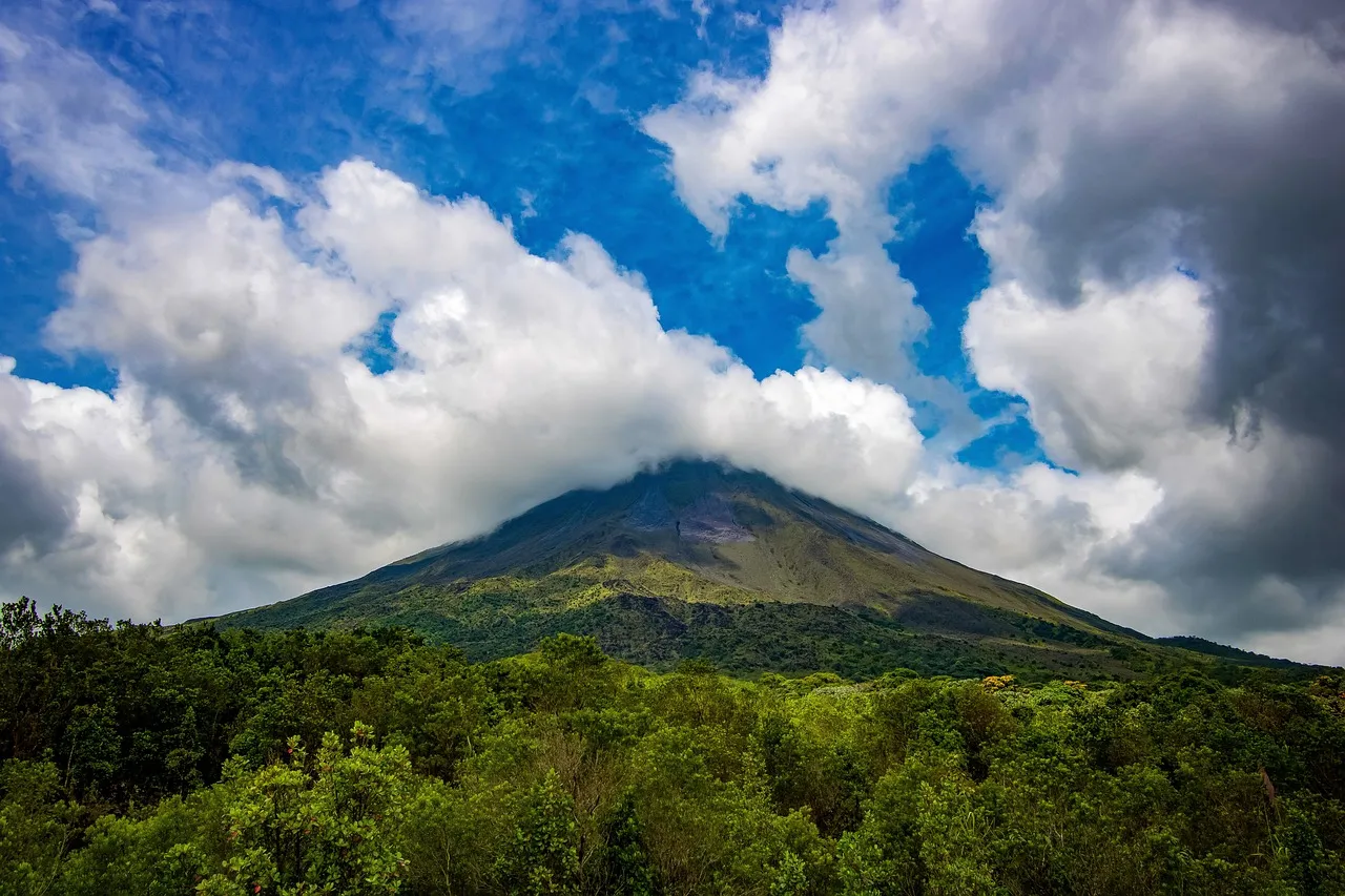 Volcan au milieu des collines verdoyantes du Costa Rica