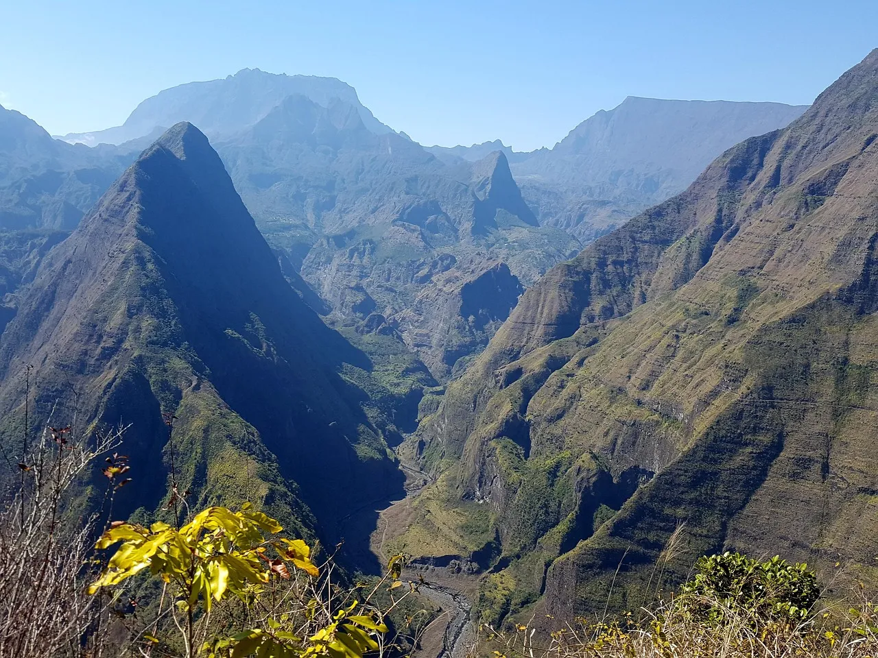 Les remparts verdoyants d'un cirque de La Réunion