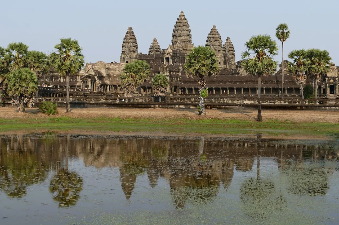 Le temple d'Angkor Vat et son reflet dans le bassin, au Cambodge