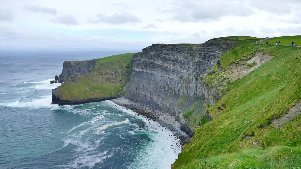 Les falaises de Moher au-dessus de l'Atlantique, en Irlande