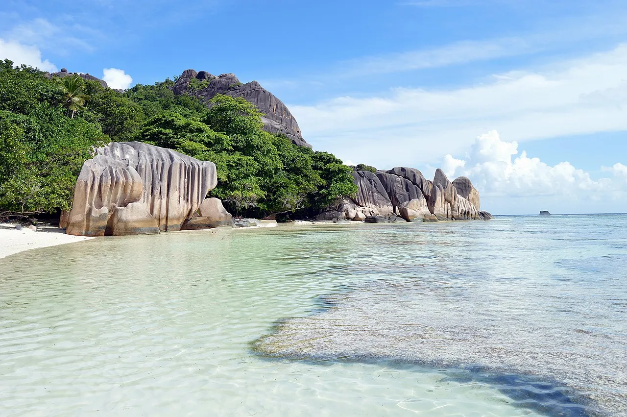 Rochers de granit et eau turquoise de l'Anse Source d'Argent, aux Seychelles