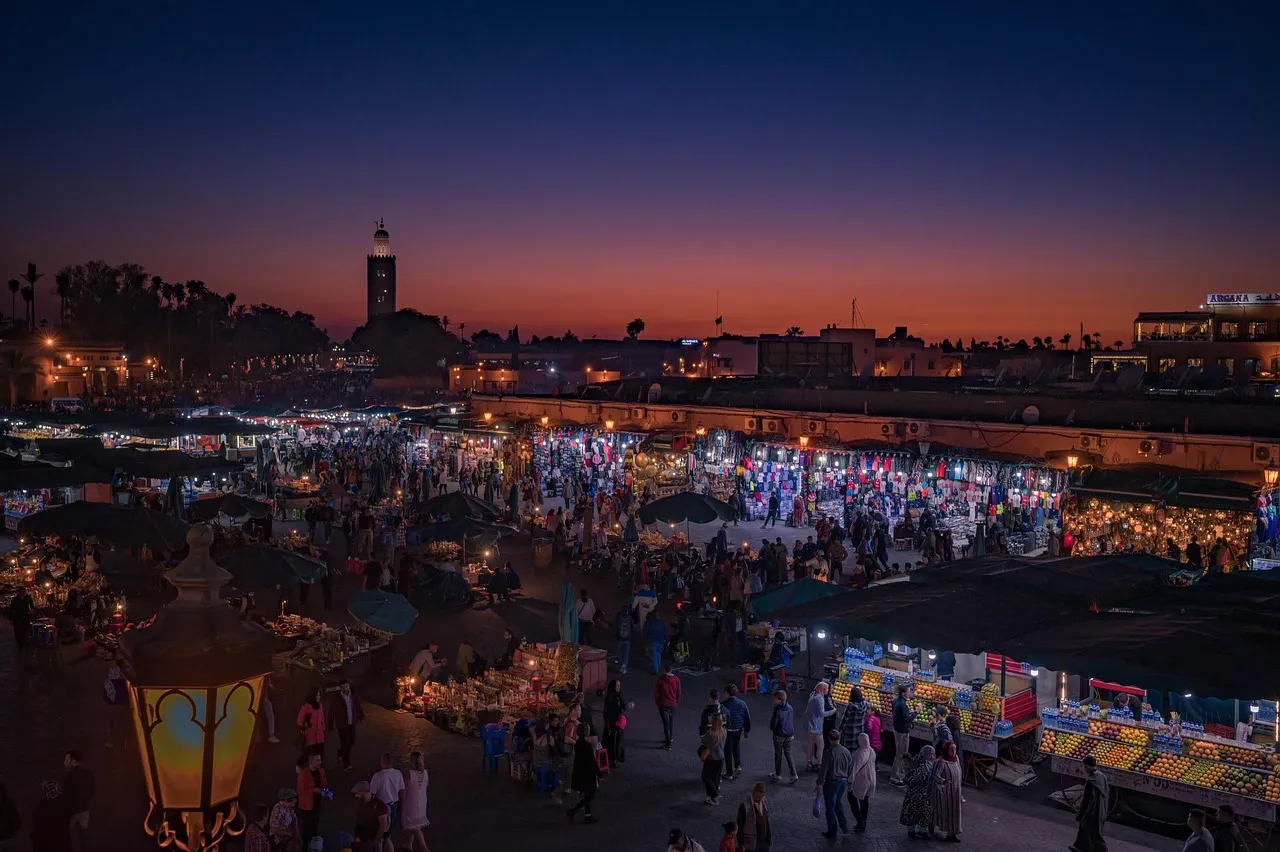 La place Jemaa el-Fna au crépuscule, à Marrakech