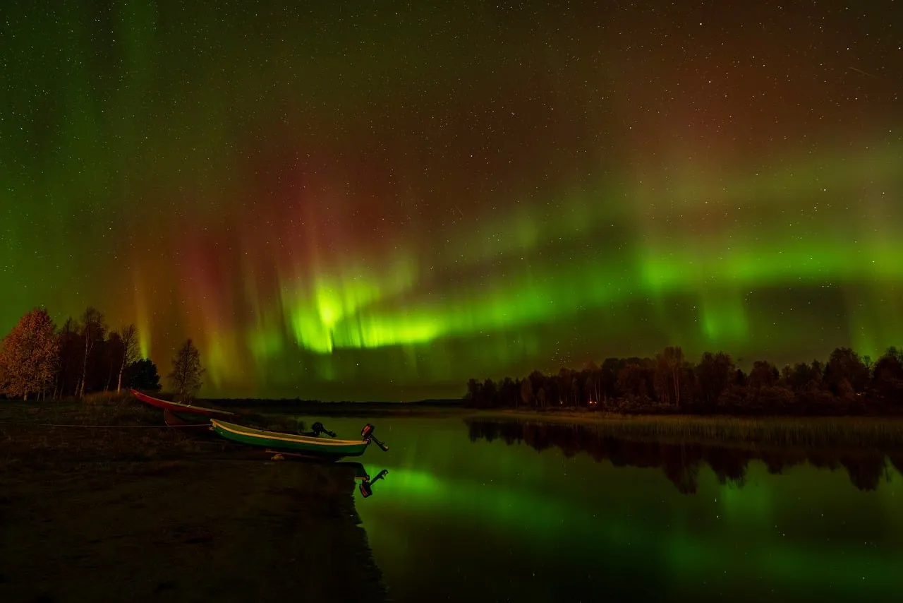 Aurore boréale verte au-dessus d'un lac