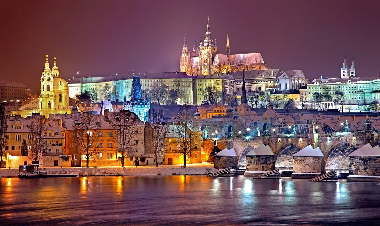 Le château de Prague et le pont Charles de nuit