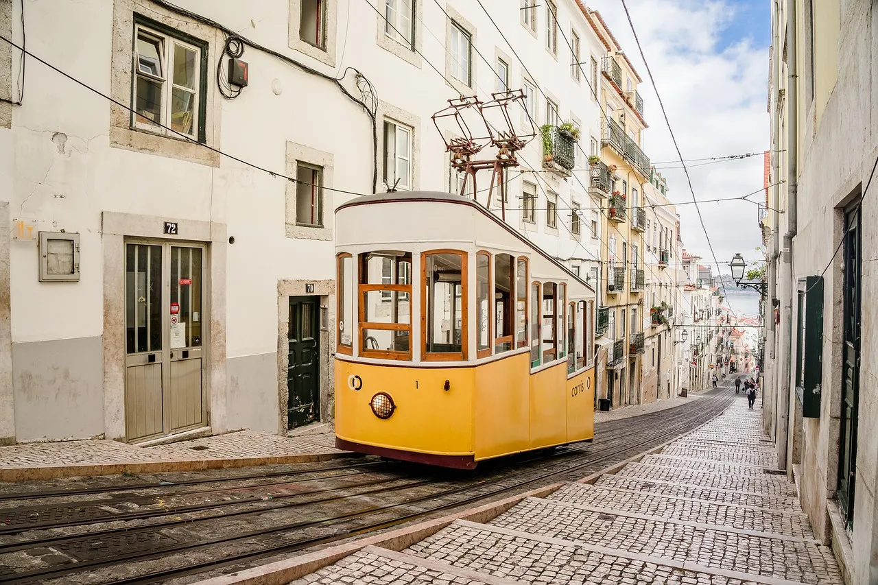Tramway jaune dans une ruelle pavée de Lisbonne, au Portugal