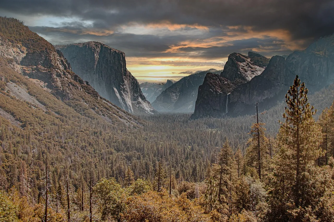 La vallée de Yosemite et ses falaises de granit, en Californie