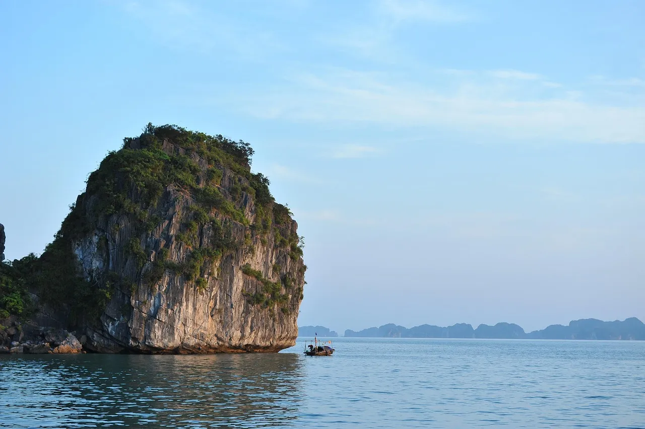 Rocher calcaire dans la baie d'Halong, au Vietnam