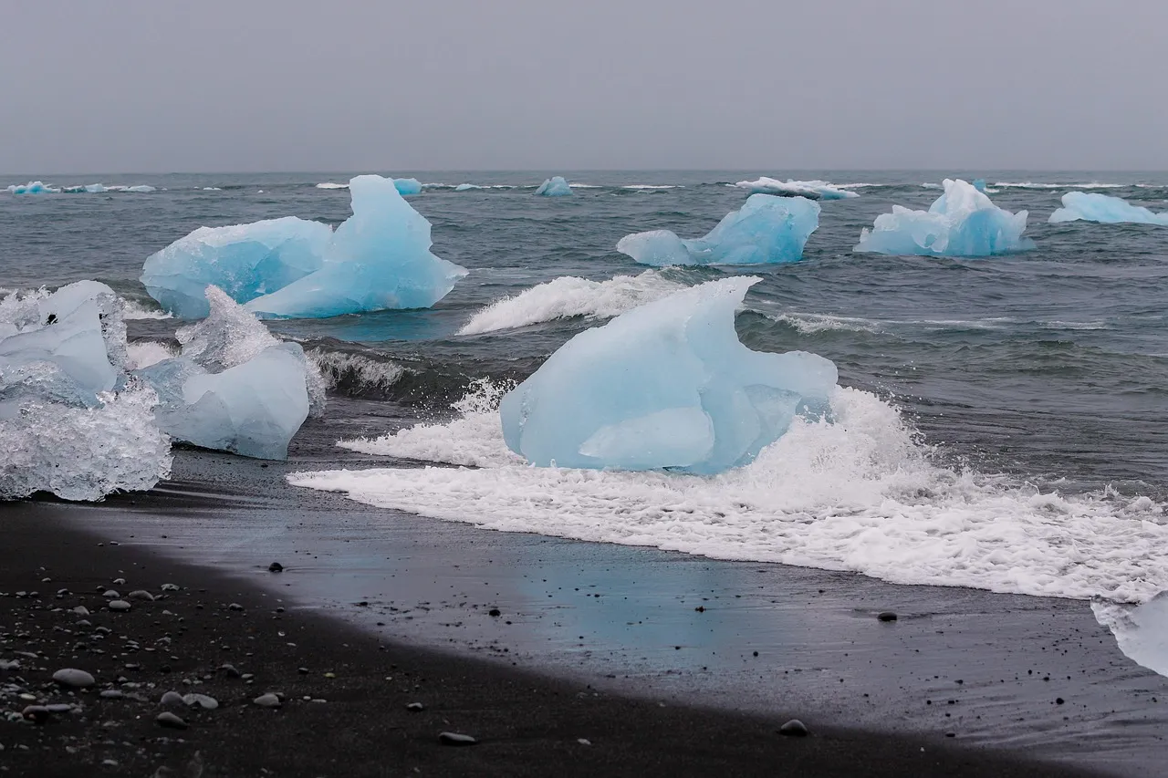 Blocs de glace sur la plage de sable noir de Diamond Beach, en Islande