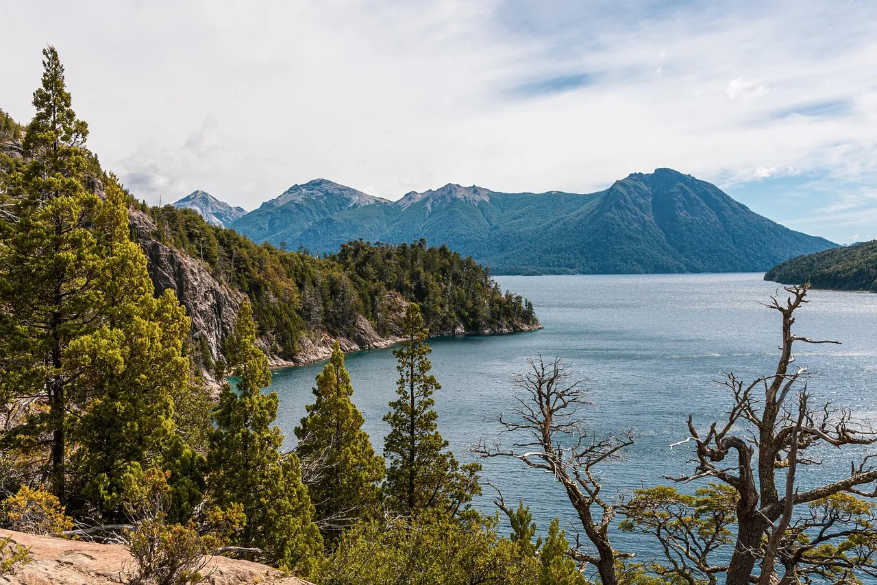 Lac entouré de montagnes en Patagonie