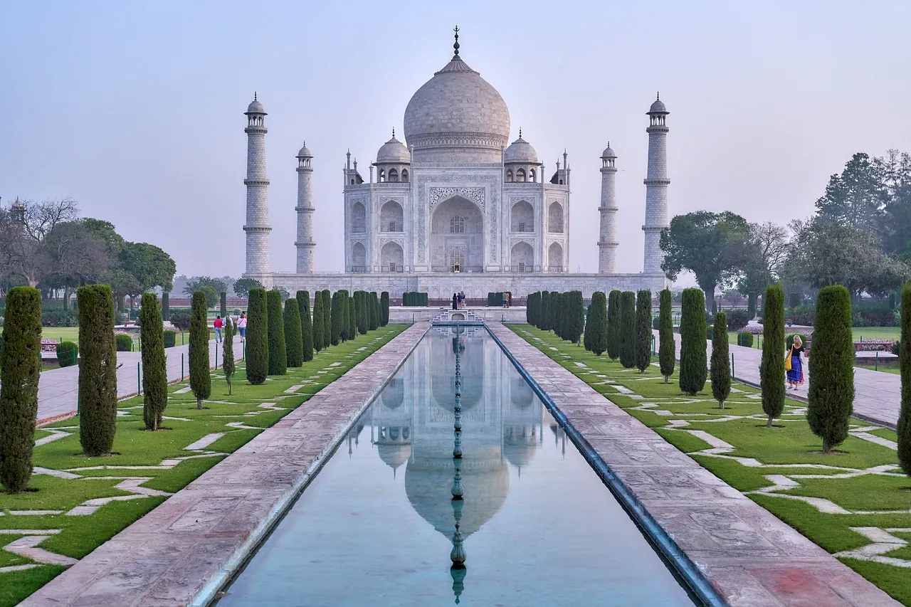 Le Taj Mahal et son bassin, en Inde
