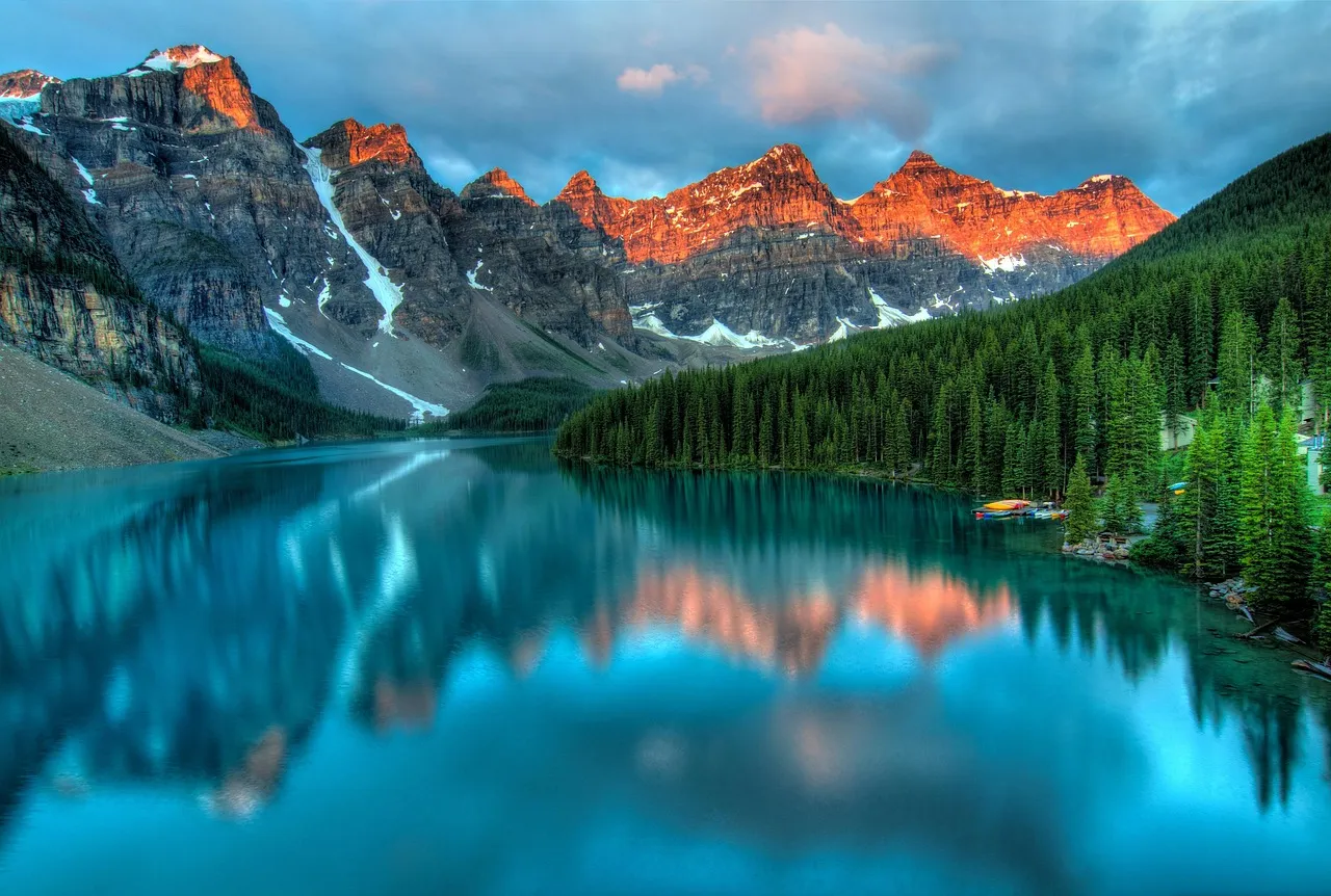 Lac Moraine aux eaux turquoise dans les Rocheuses canadiennes