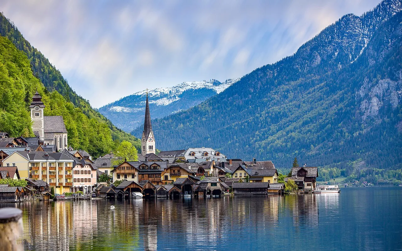 Le village de Hallstatt au bord de son lac de montagne, en Autriche