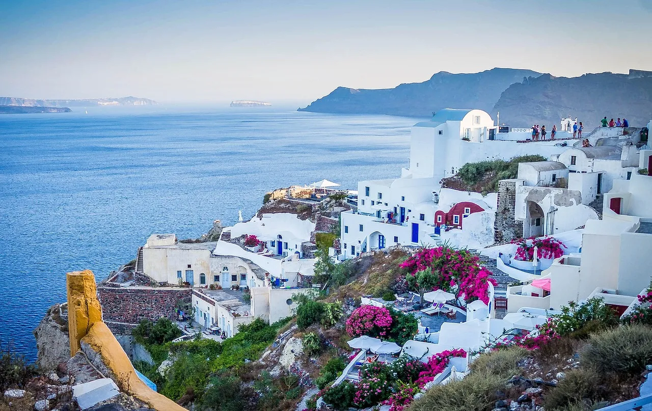Maisons blanches de Santorin face à la mer Égée