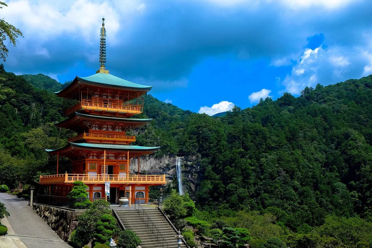 Pagode rouge dans la montagne, au Japon