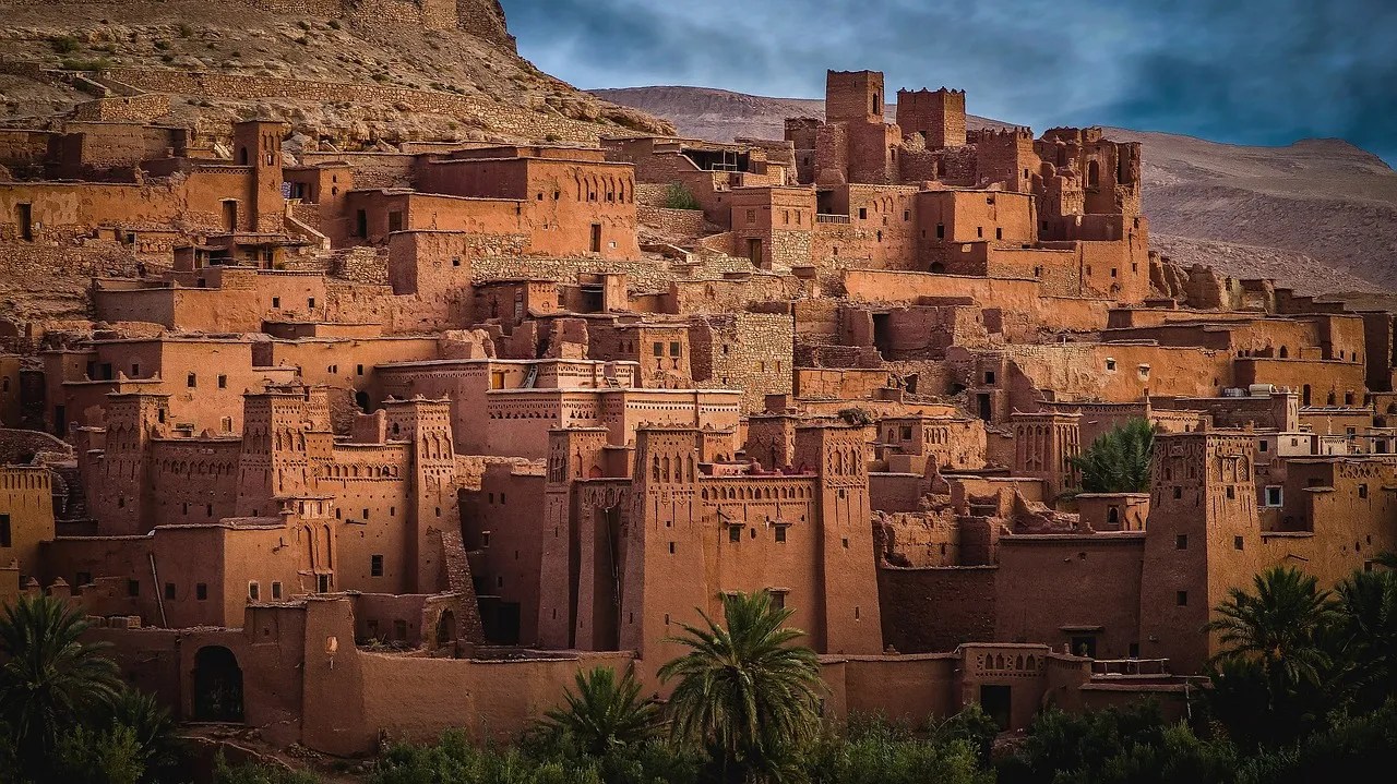 Village de terre ocre aux portes du désert, au Maroc