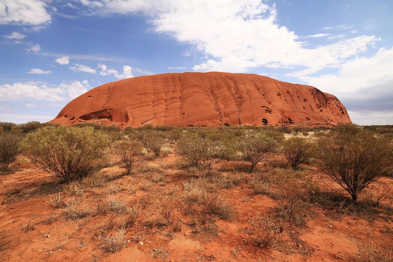 Le rocher d'Uluru dans le désert australien