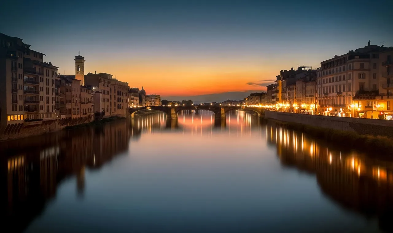 Le Ponte Vecchio sur l'Arno au crépuscule, à Florence