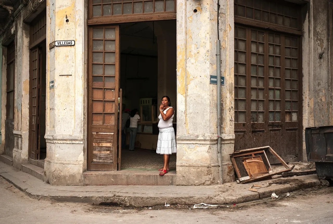 Façade colorée d'une rue de La Havane, à Cuba