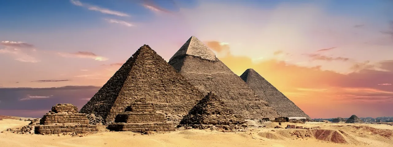 Les pyramides de Gizeh au coucher du soleil, en Égypte