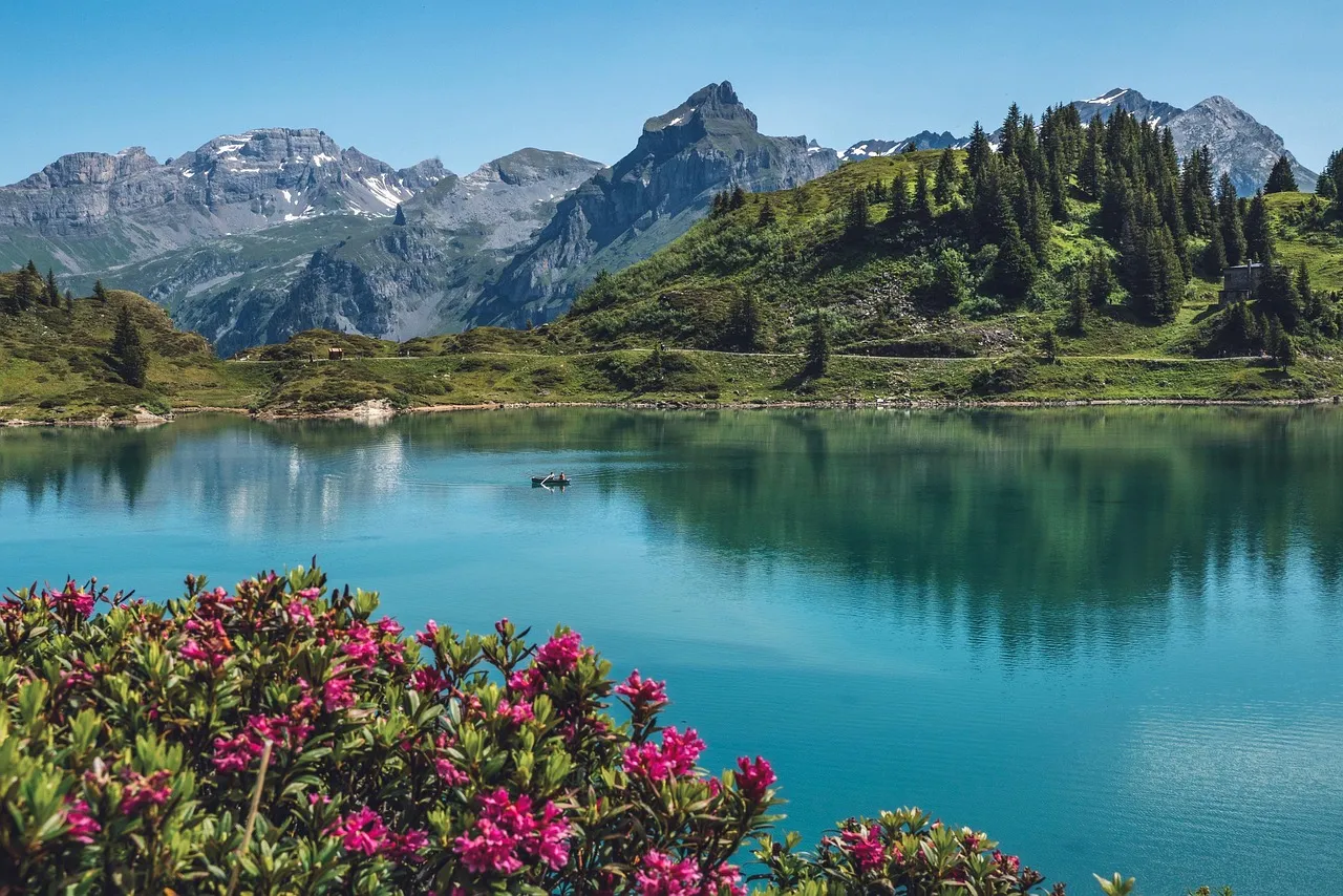 Lac de montagne au pied du Titlis, en Suisse