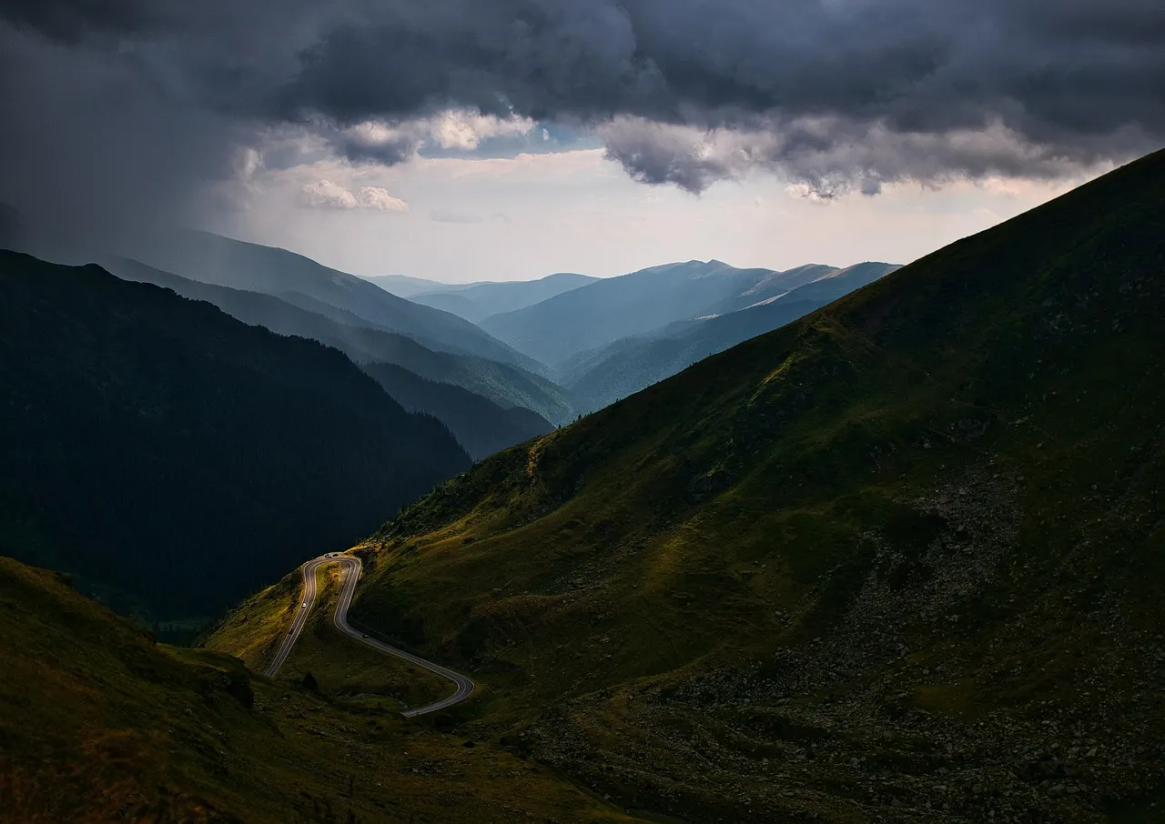 Route de montagne dans les Carpates