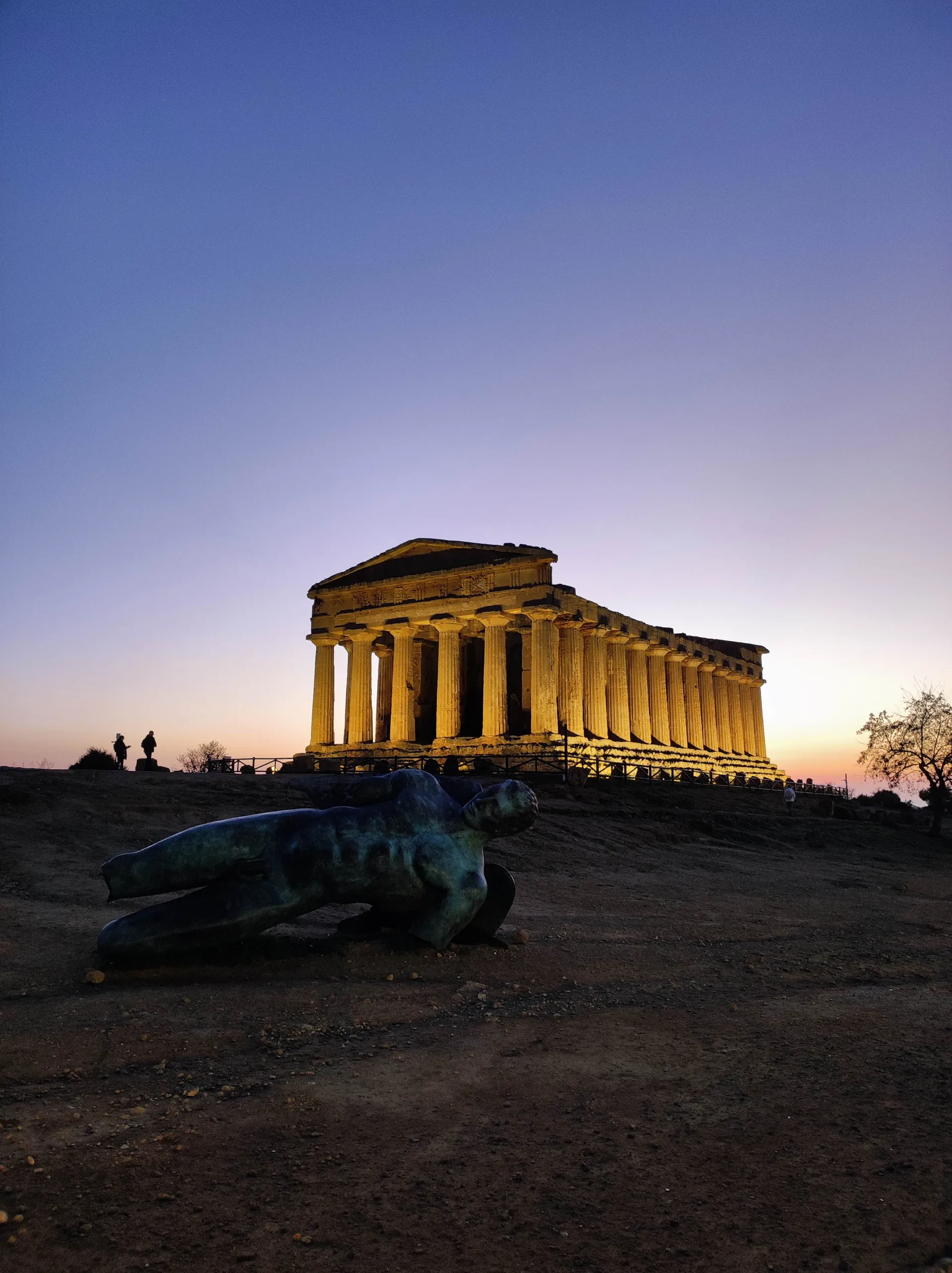 Temple de la Concorde illuminé au crépuscule dans la Vallée des Temples d'Agrigente