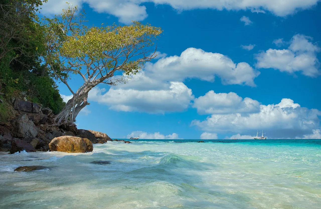 Plage de sable blanc et eau turquoise en Thaïlande