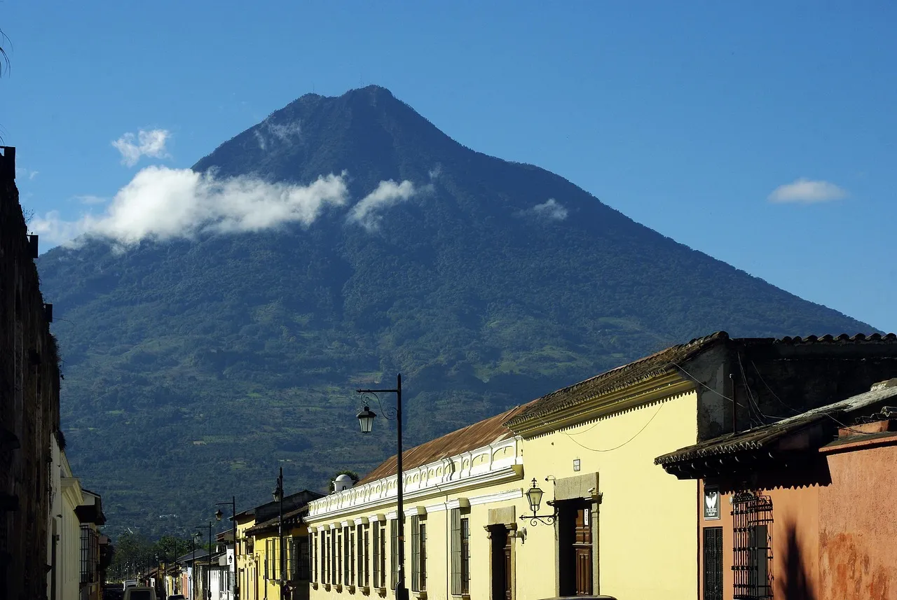 Rue colorée d'Antigua au pied d'un volcan, au Guatemala