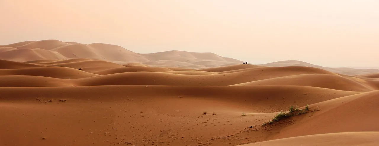 Dunes du désert marocain sous un ciel doré