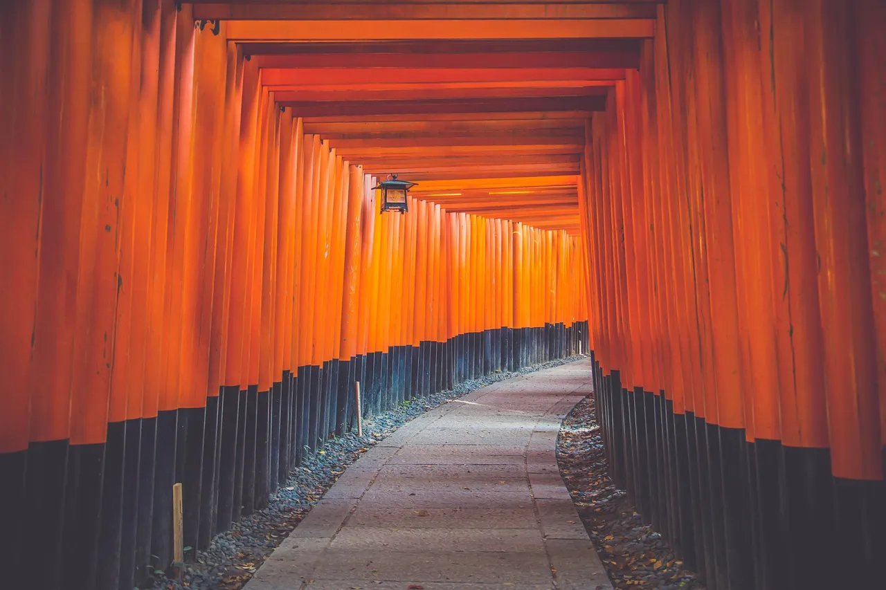 Allée de portiques rouges du sanctuaire Fushimi Inari, à Kyoto au Japon