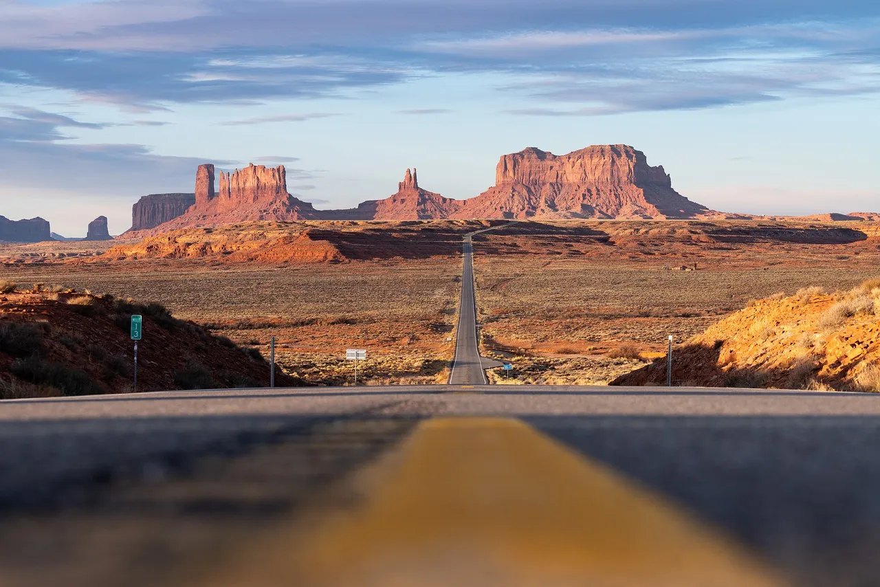 Route rectiligne vers les buttes de Monument Valley