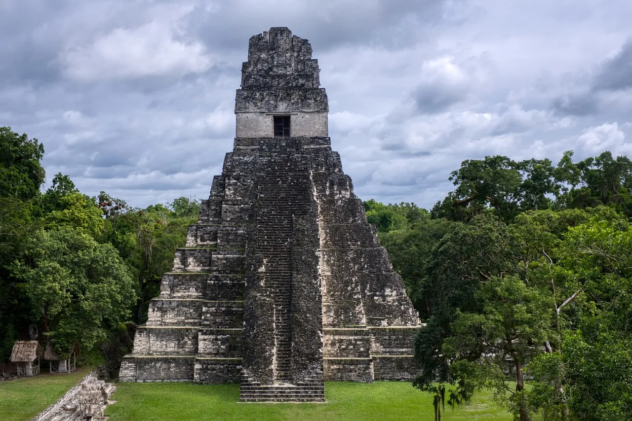 Le grand temple maya de Tikal dans la jungle, au Guatemala