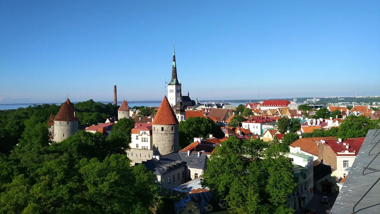 Les toits et les tours de la vieille ville de Tallinn, en Estonie
