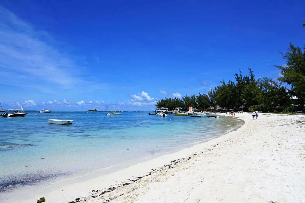 Plage de sable blanc et lagon à l'île Maurice