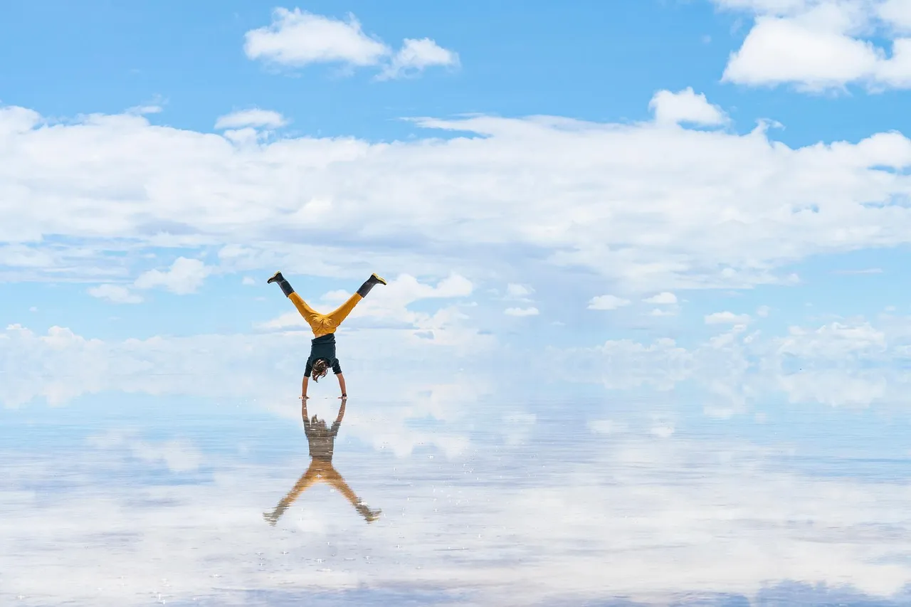 Voyageur sautant sur le miroir du salar d'Uyuni, en Bolivie