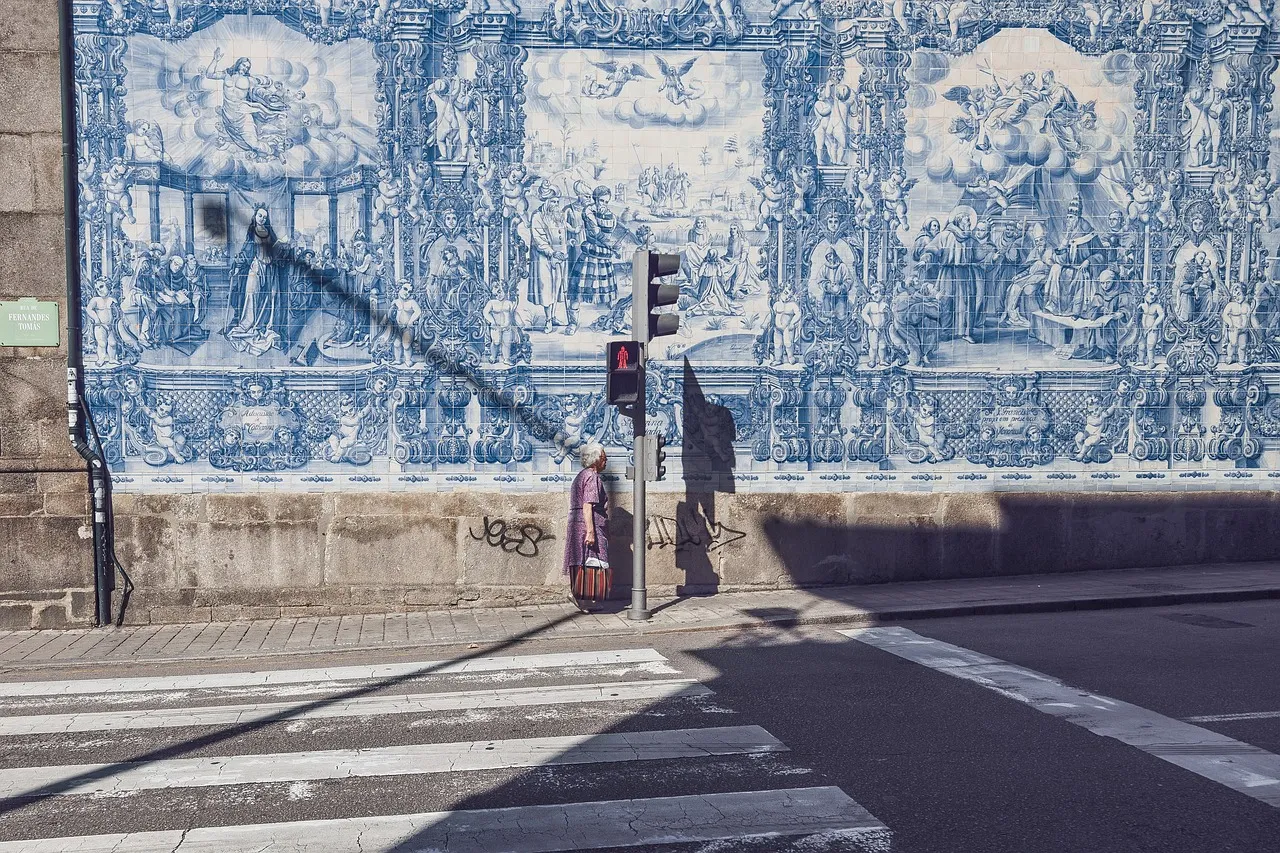 Rue de Porto aux murs couverts d'azulejos, au Portugal