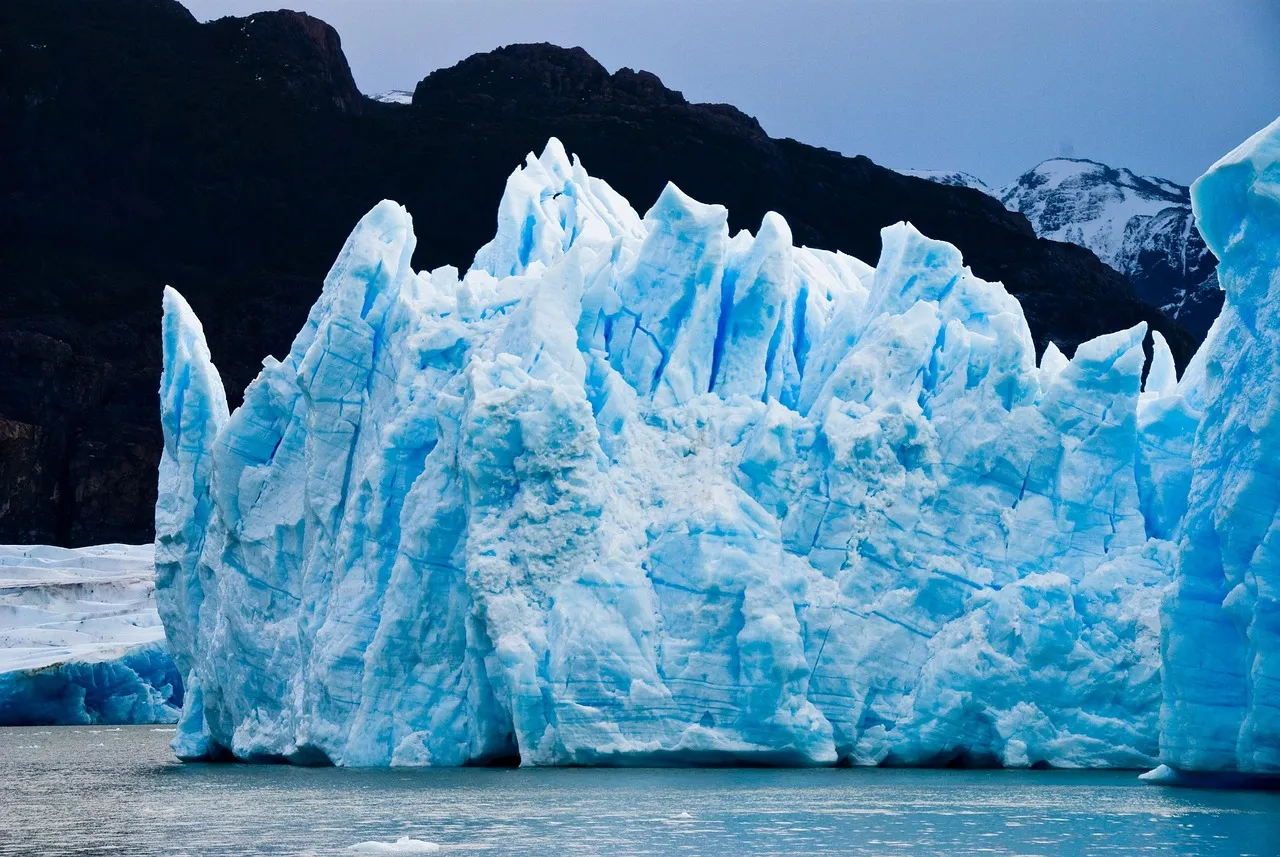 Front d'un glacier bleuté en Patagonie