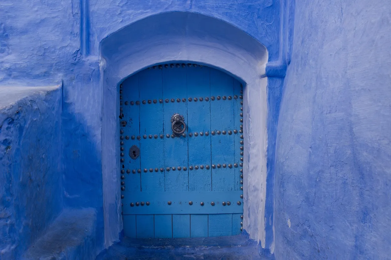 Porte bleue dans une ruelle de Chefchaouen, au Maroc