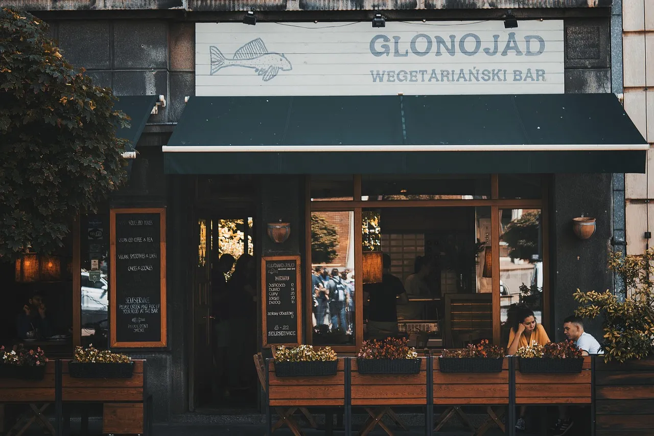 Café en terrasse dans une rue de Cracovie, en Pologne